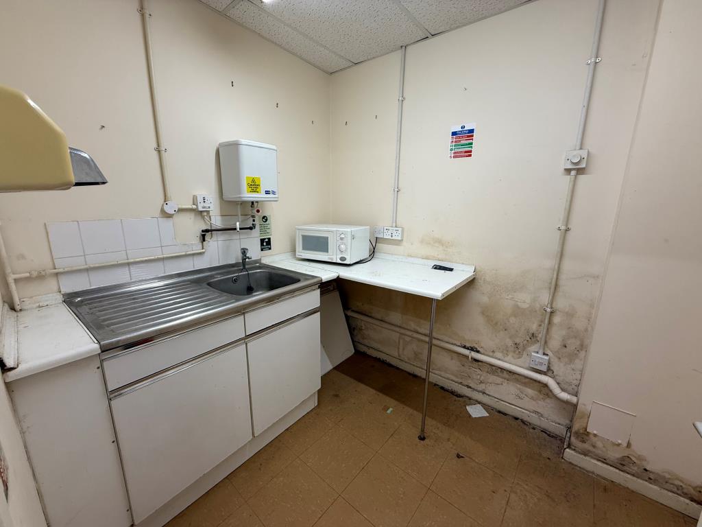 Lot: 12 - VACANT PROPERTY IN TOWN CENTRE - Kitchen area